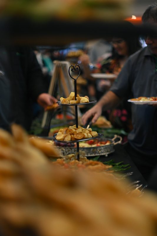Convidados se servindo na mesa do buffet